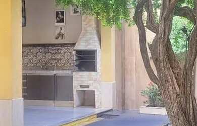 Imagem: A casa possui 4 Dormitórios, 3 Banheiros, 2 Vagas na garagem