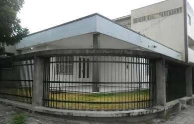 Imagem: A casa possui 4 Dormitórios, 5 Banheiros, 5 Vagas na garagem