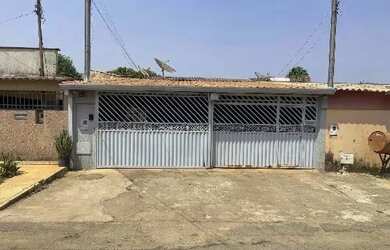 Imagem: A casa possui 2 Dormitórios, 1 Banheiro, 1 Vaga na garagem