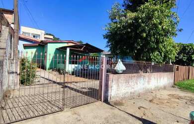 Imagem: A casa possui 3 Dormitórios, 2 Banheiros, 2 Vagas na garagem