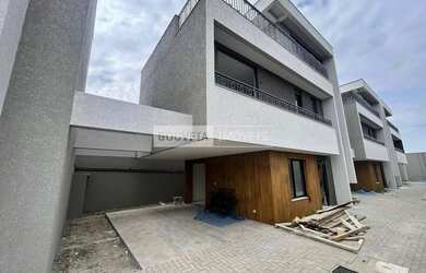 Imagem: A casa possui 3 Dormitórios, 4 Banheiros, 2 Vagas na garagem