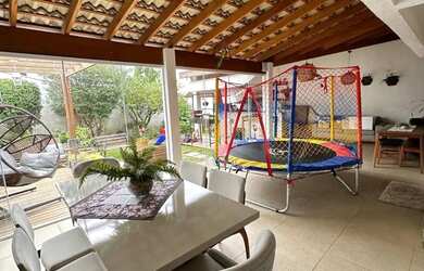 Imagem: A casa possui 4 Dormitórios, 3 Banheiros, 3 Vagas na garagem