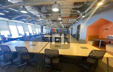 Imagem: O depósito possui 5 Vagas na garagem, 1.145m² de Área e