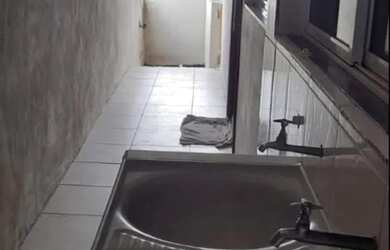 Imagem 5: VENDO CASA PRECISO DESMEMBRAR DESCONTO NO VALOR. SEGUNDO ANDAR ENTRADA...