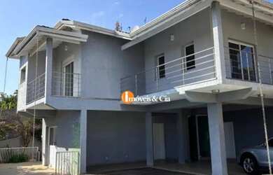 Imagem: A casa possui 4 Dormitórios, 5 Banheiros, 3 Vagas na garagem