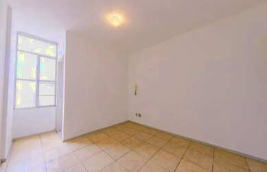 Imagem: O apartamento possui 1 Dormitório, 1 Banheiro, 1 Vaga na garagem