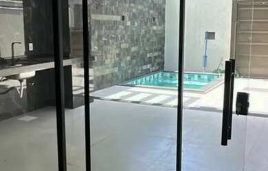 Imagem: A casa possui 3 Dormitórios, 2 Banheiros, 2 Vagas na garagem