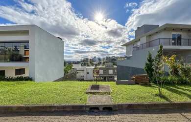 Imagem: O terreno possui 416m² de Área e está localizado em Encosta