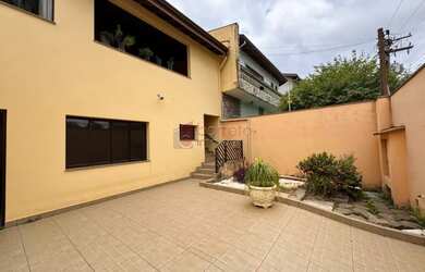 Imagem: A casa possui 3 Dormitórios, 4 Banheiros, 5 Vagas na garagem