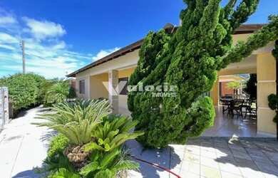 Imagem 2: Casa com piscina, 4 dormitórios, suíte, 3 banheiros, sala de estar e...