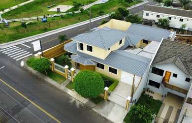 Imagem: A casa possui 3 Dormitórios, 5 Banheiros, 1 Vaga na garagem