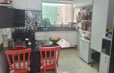 Imagem 5: Imóvel para aluguel e venda possui 210 metros quadrados com 4 quartos