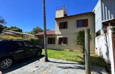 Imagem: A casa possui 3 Dormitórios, 4 Banheiros, 3 Vagas na garagem