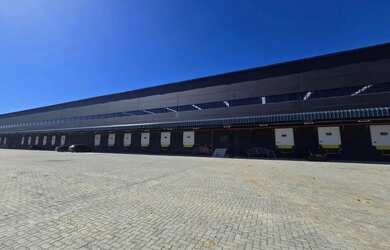 Imagem: O depósito possui 5 Vagas na garagem, 43.507m² de Área e