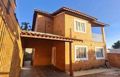 Imagem: A casa possui 3 Dormitórios, 2 Banheiros, 4 Vagas na garagem