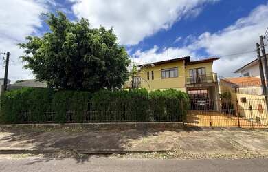 Imagem: A casa possui 3 Dormitórios, 2 Banheiros, 3 Vagas na garagem