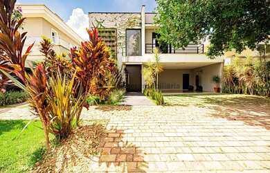 Imagem: A casa em condomínio possui 4 Dormitórios, 5 Banheiros, 4