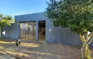 Imagem: A casa possui 2 Dormitórios, 1 Banheiro, 2 Vagas na garagem