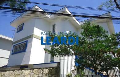 Imagem: A casa possui 4 Dormitórios, 4 Banheiros, 5 Vagas na garagem