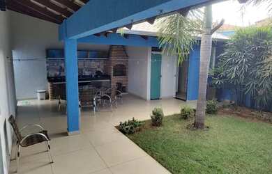 Imagem: A casa possui 3 Dormitórios, 4 Banheiros, 2 Vagas na garagem