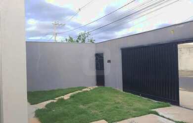 Imagem: A casa possui 2 Dormitórios, 2 Banheiros, 2 Vagas na garagem