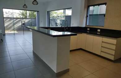 Imagem: A casa possui 3 Dormitórios, 2 Banheiros, 2 Vagas na garagem