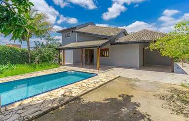 Imagem: A casa possui 2 Dormitórios, 1 Banheiro, 4 Vagas na garagem