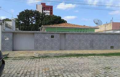 Imagem: A casa possui 4 Dormitórios, 3 Banheiros, 5 Vagas na garagem
