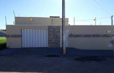 Imagem: A casa possui 3 Dormitórios, 2 Banheiros, 2 Vagas na garagem