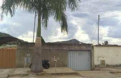 Imagem: A casa possui 3 Dormitórios, 1 Banheiro, 1 Vaga na garagem