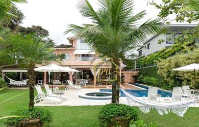 Imagem: A casa possui 5 Dormitórios, 5 Banheiros, 5 Vagas na garagem