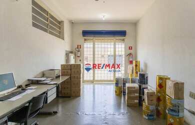 Imagem: O depósito possui 4 Vagas na garagem, 347m² de Área e está