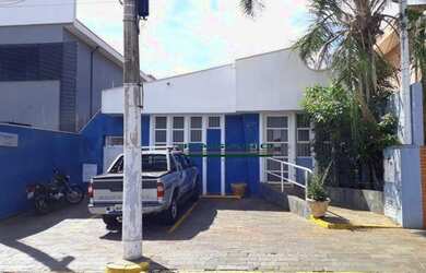 Imagem: O depósito possui 3 Vagas na garagem e 212m² de Área e está