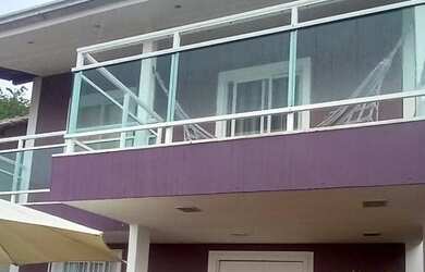 Imagem: A casa possui 3 Dormitórios, 2 Banheiros, 2 Vagas na garagem