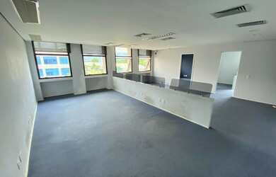 Imagem: O depósito possui 3 Vagas na garagem, 132m² de Área e está