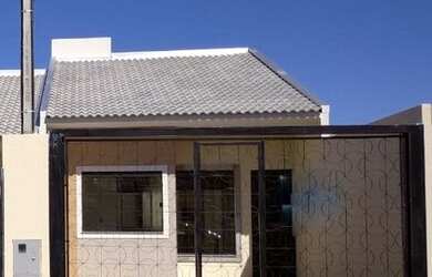 Imagem: A casa possui 3 Dormitórios, 1 Banheiro, 2 Vagas na garagem