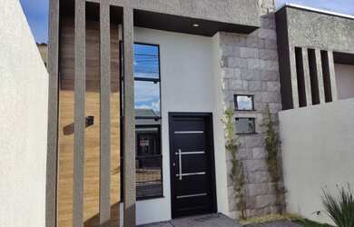 Imagem: A casa possui 3 Dormitórios, 1 Banheiro, 2 Vagas na garagem