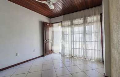 Imagem: A casa possui 3 Dormitórios, 3 Banheiros, 1 Vaga na garagem