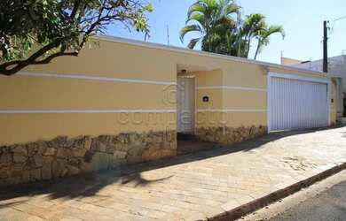 Imagem: A casa possui 3 Dormitórios, 2 Banheiros, 4 Vagas na garagem