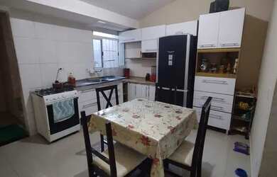 Imagem: A casa possui 3 Dormitórios, 2 Banheiros, 2 Vagas na garagem