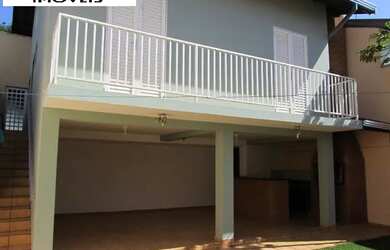 Imagem: A casa possui 3 Dormitórios, 3 Banheiros, 2 Vagas na garagem