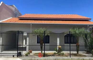 Imagem: A casa possui 3 Dormitórios, 2 Banheiros, 4 Vagas na garagem