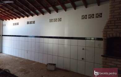 Imagem: A casa possui 3 Dormitórios, 2 Banheiros, 4 Vagas na garagem