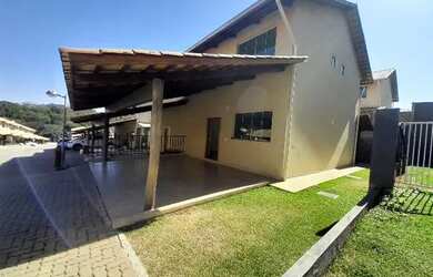 Imagem: A casa possui 3 Dormitórios, 4 Banheiros, 2 Vagas na garagem