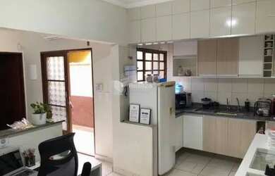 Imagem: A casa possui 3 Dormitórios, 1 Banheiro, 1 Vaga na garagem