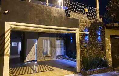 Imagem: A casa possui 3 Dormitórios, 3 Banheiros, 2 Vagas na garagem