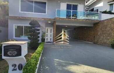 Imagem: A casa possui 4 Dormitórios, 4 Banheiros, 5 Vagas na garagem