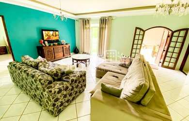 Imagem: A casa possui 3 Dormitórios, 3 Banheiros, 5 Vagas na garagem