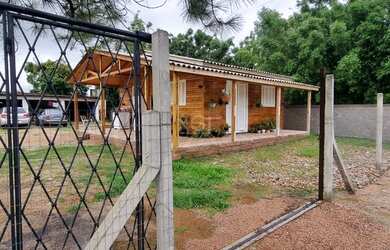 Imagem: A casa possui 2 Dormitórios, 1 Banheiro, 2 Vagas na garagem