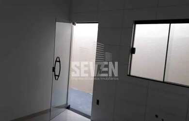 Imagem: A casa possui 2 Dormitórios, 2 Banheiros, 2 Vagas na garagem